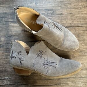 *KENNETH COLE REACTION* Gray Embroidered Shoes Size 7